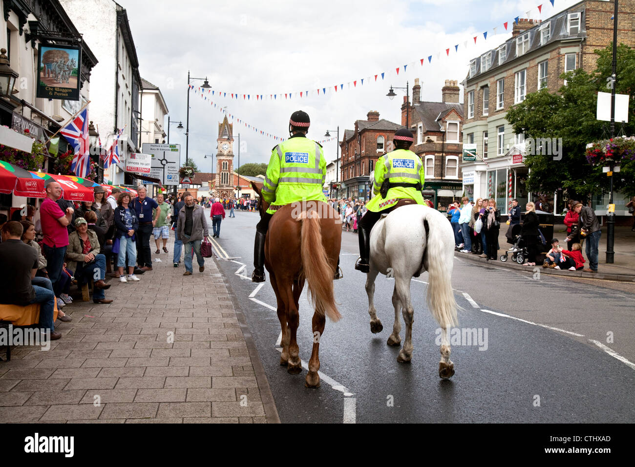 Polizei auf Pferde patrouillieren in der Straße, Newmarket Stadt Suffolk UK montiert Stockfoto