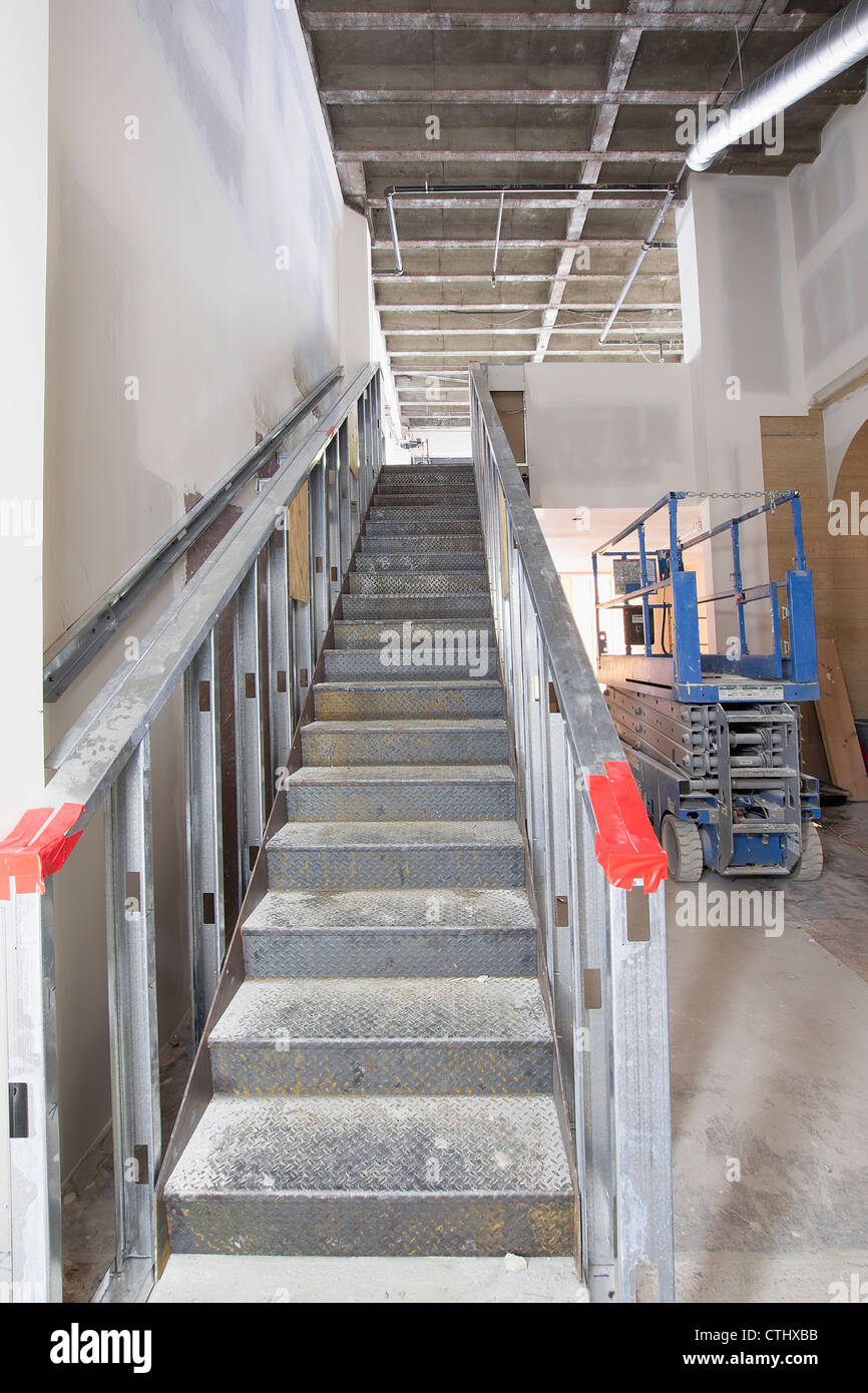 Stahl-Treppenbau in Gewerbeflächen Mezzanine mit Metall Nieten Unterstützung Stockfoto