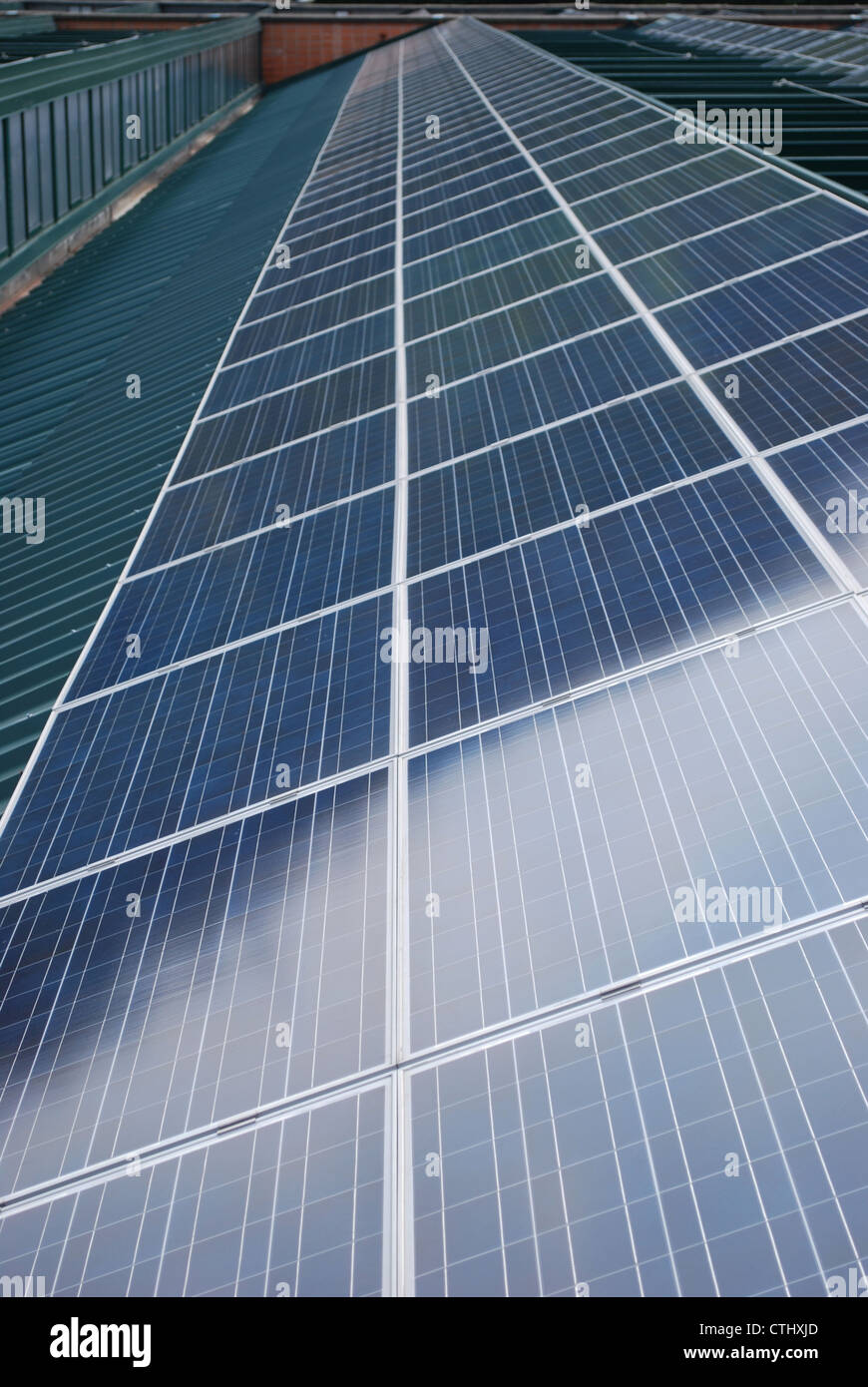 Photovoltaik-Solarzellen auf dem Dach für ökologische Energie Stockfoto