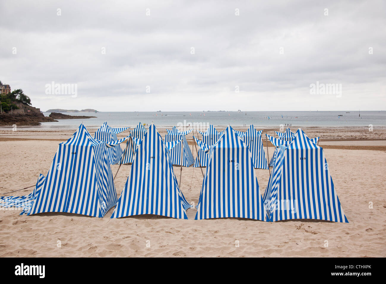 Blau-weiß gestreifte Strandhütten am Strand von Dinard, Bretagne, Frankreich Stockfoto