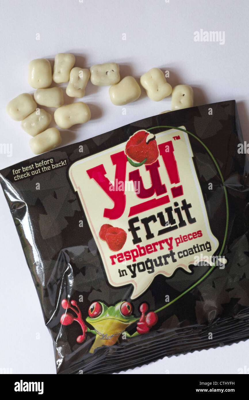 Paket von Yu Obst himbeere Stücke in Joghurt Beschichtung mit Inhalt auf weißem Hintergrund verschüttete eingestellt - Joghurt Stockfoto