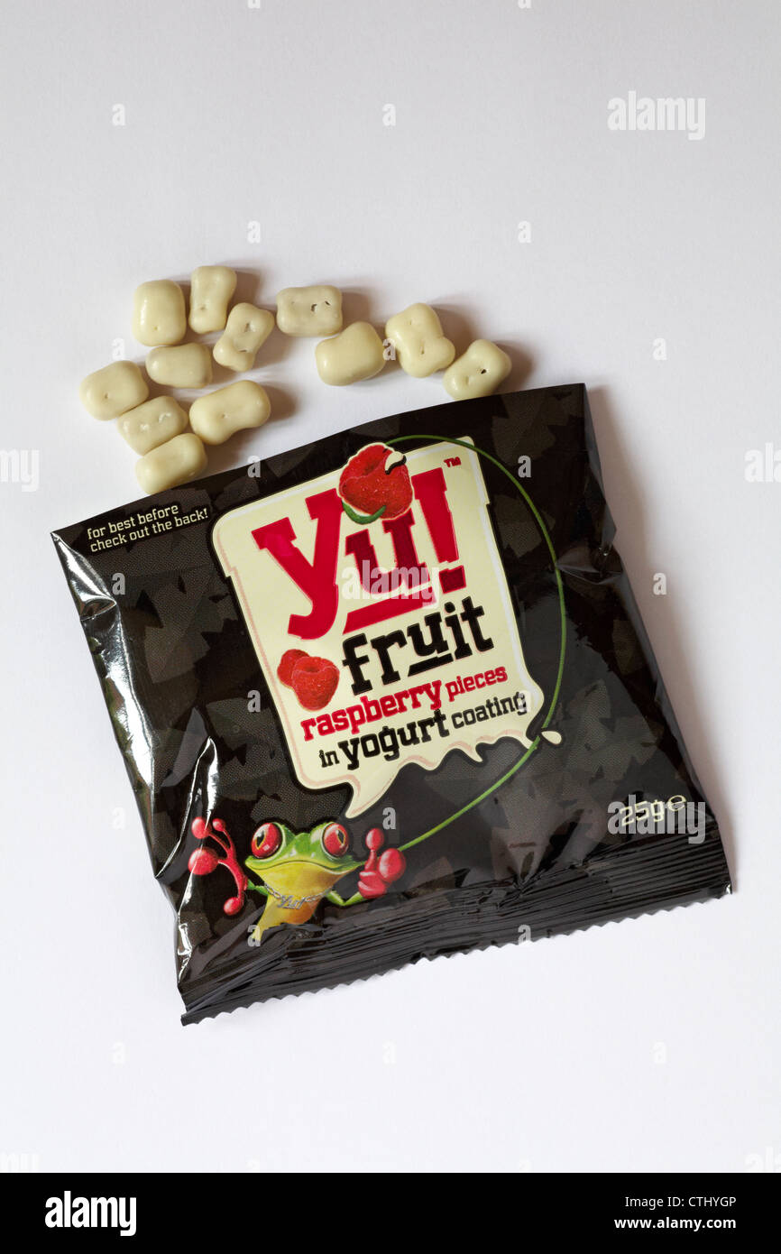 Paket von Yu Obst himbeere Stücke in Joghurt Beschichtung mit Inhalt auf weißem Hintergrund verschüttete eingestellt - Joghurt Stockfoto