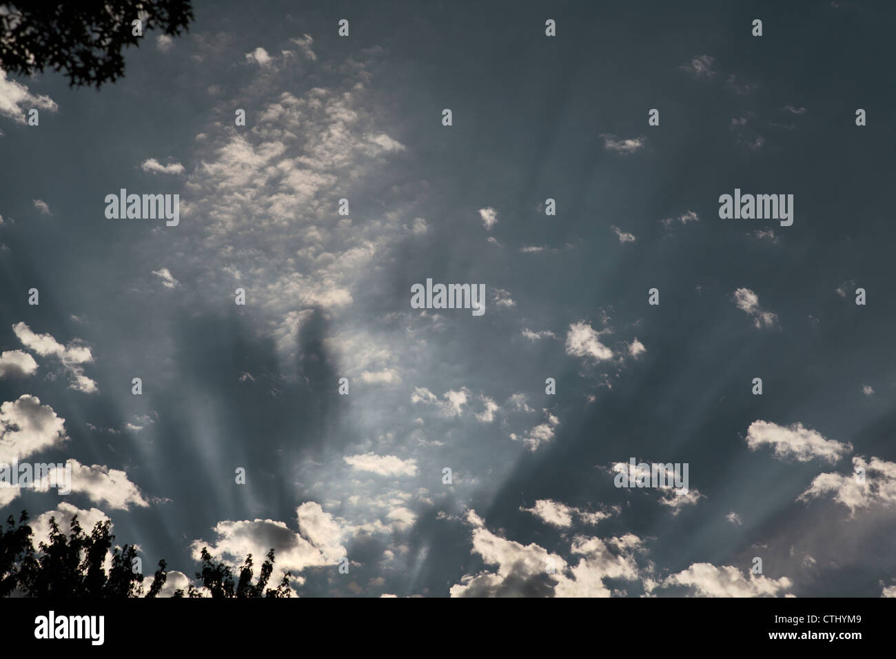 Wolkenlos und crepuscular Rays um Sonnenuntergang. Stockfoto