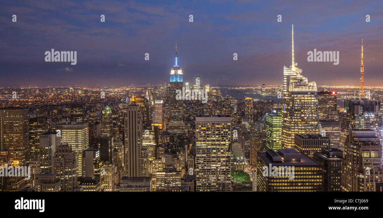 Panoramablick auf Downtown Bigger aus Spitze des Felsens, Rockefeller Center, New York Stockfoto