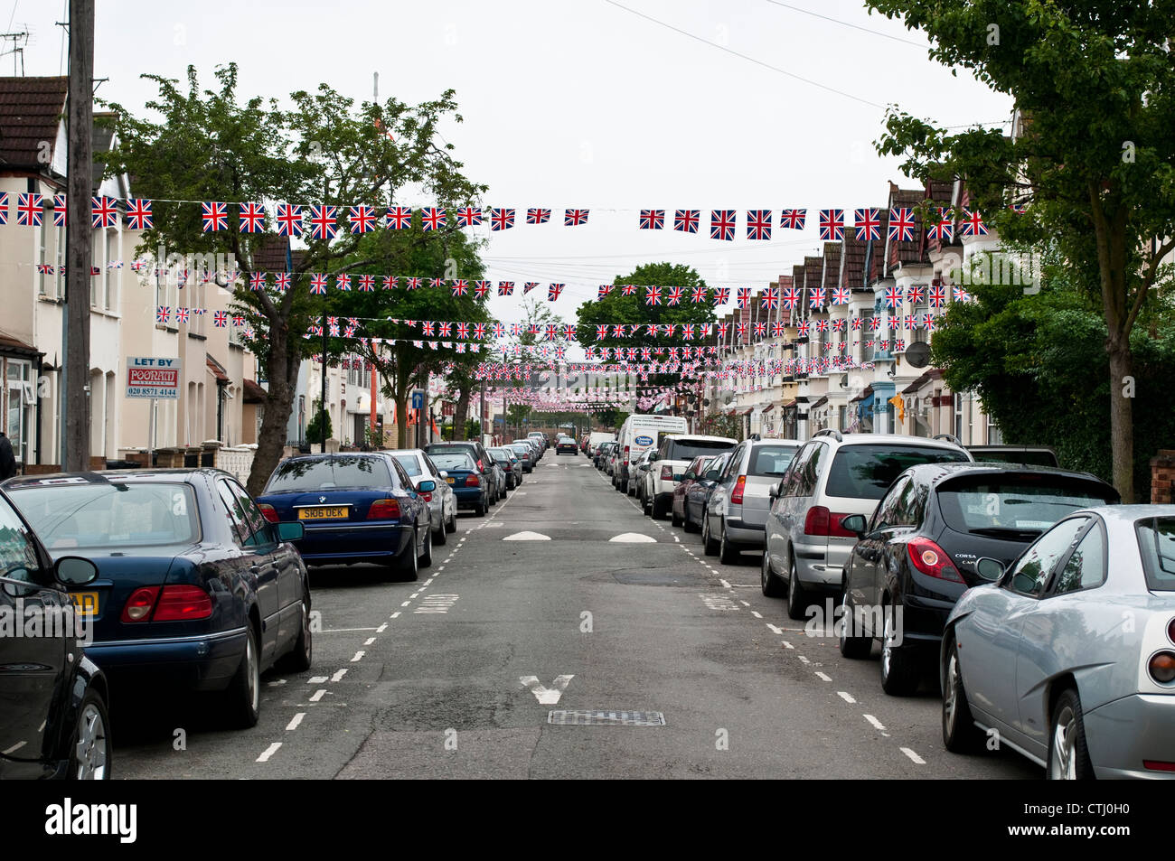 Straße in Southall dekoriert mit Union Jacks für Königin Jubilee, London, UK Stockfoto