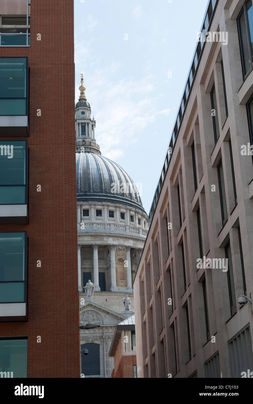 St Pauls Cathedral gesehen zwischen den Abstand zwischen zwei Gebäuden, eines der Rückseite der London Stock Exchange Stockfoto