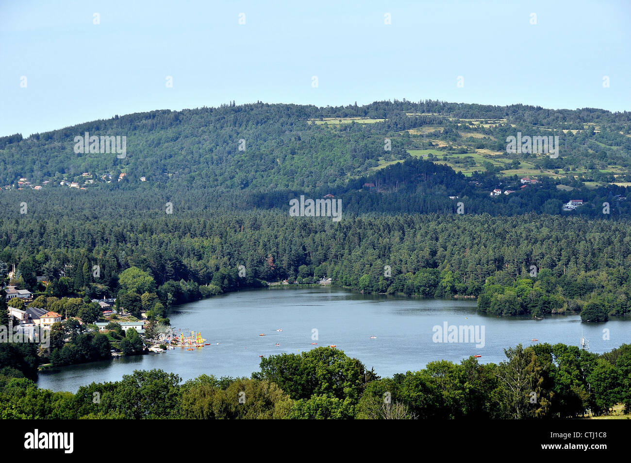 Aydat See im Herzen des Regionalen Parks von volcnoes Auvergne, Puy-de-Dôme, Auvergne, Massif-Central, Frankreich Stockfoto