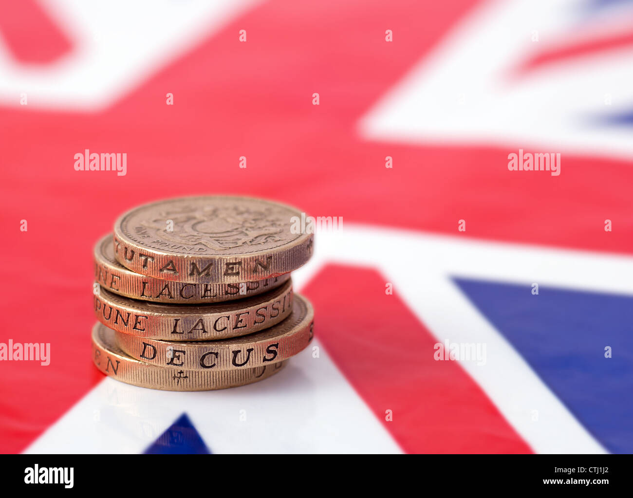 Stapel von ein Pfund Münzen über einen Union Jack-Hintergrund Stockfoto