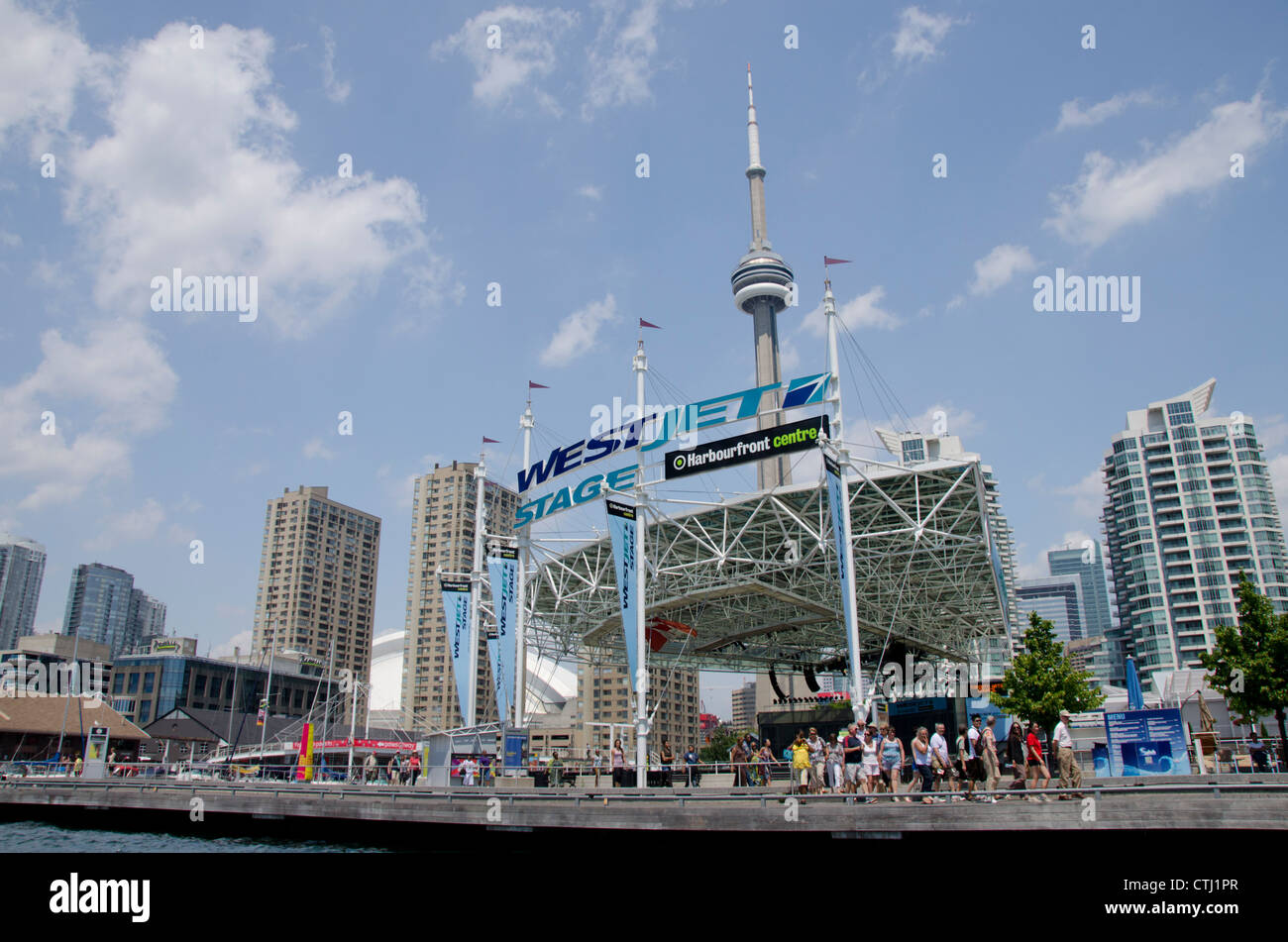 Kanada, Ontario, Toronto. Lake Ontario Skyline Blick auf die Stadt von Harbour Front & West Jet in den Mittelpunkt. Stockfoto