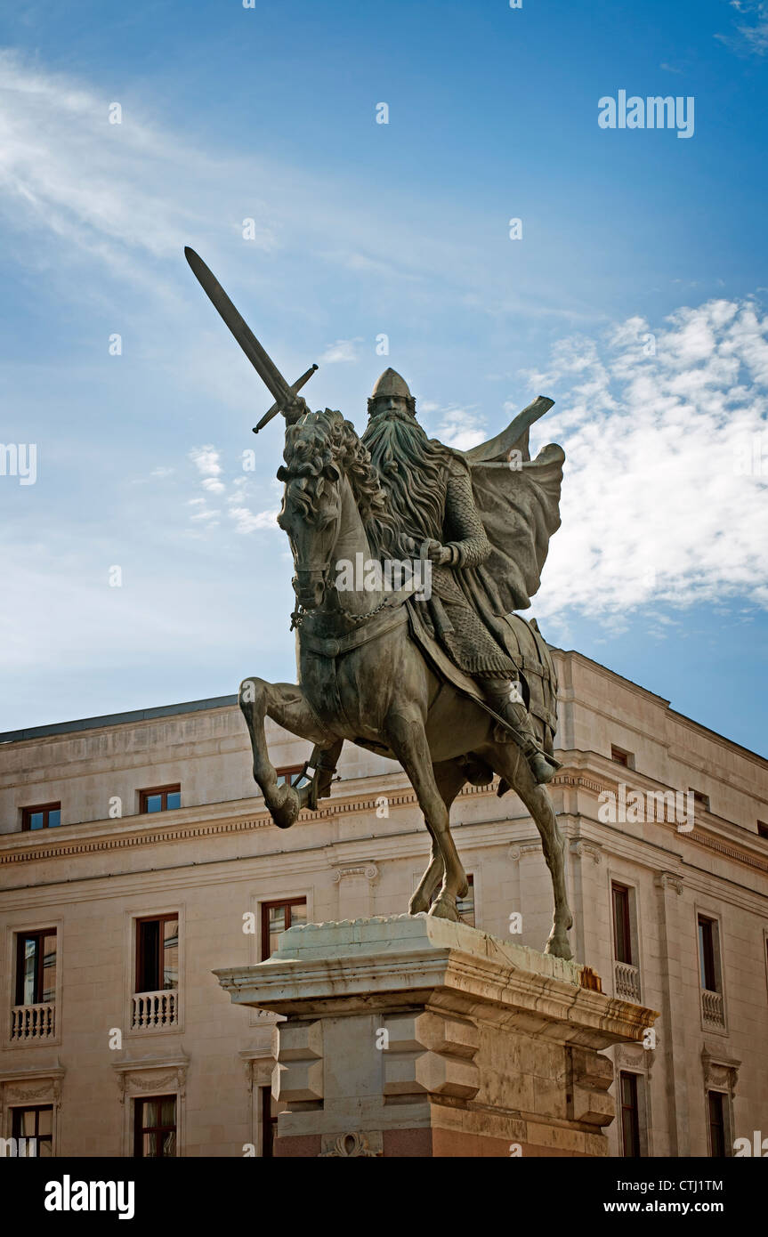 Reiterstandbild von Rodrigo Díaz de Vivar mit dem Schwert in der Hand auf einem Marmorsockel in der Plaza del Cid in der Stadt Burgos, Spanien, Europa. Stockfoto