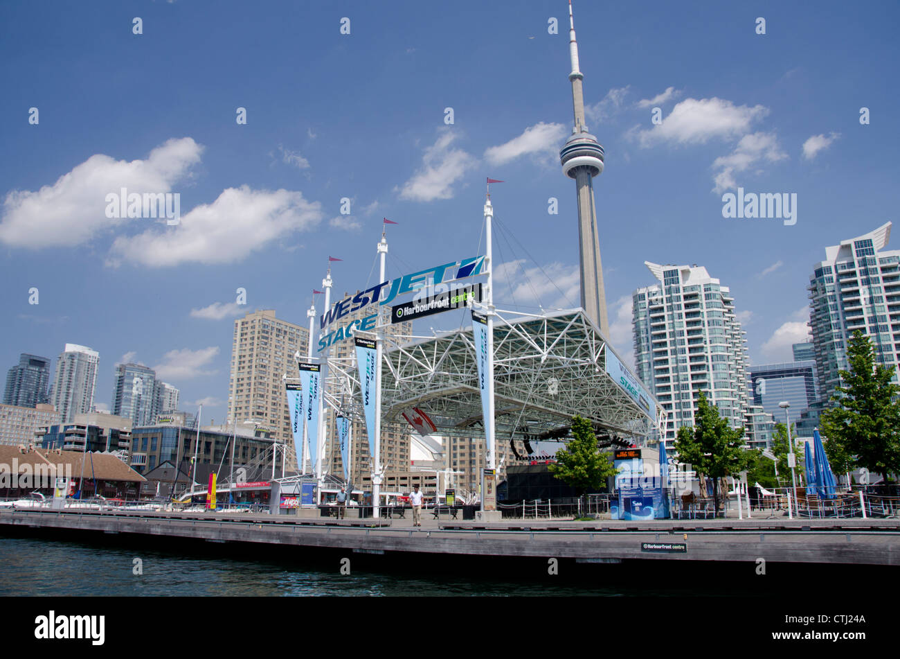 Kanada, Ontario, Toronto. Lake Ontario Skyline Blick auf die Stadt von Harbour Front & West Jet in den Mittelpunkt. Stockfoto