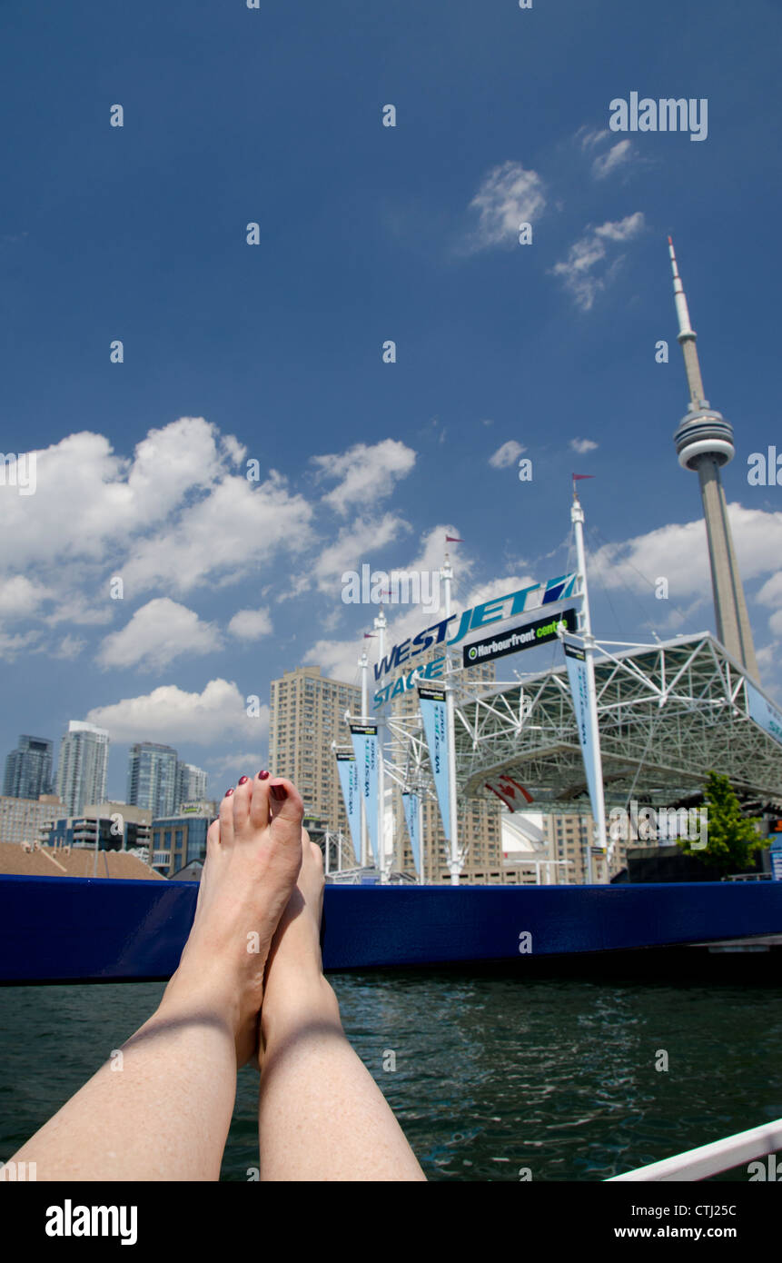 Kanada, Ontario, Toronto. Lake Ontario Skyline Blick auf die Stadt von Harbour Front & West Jet in den Mittelpunkt. Model-Release. Stockfoto