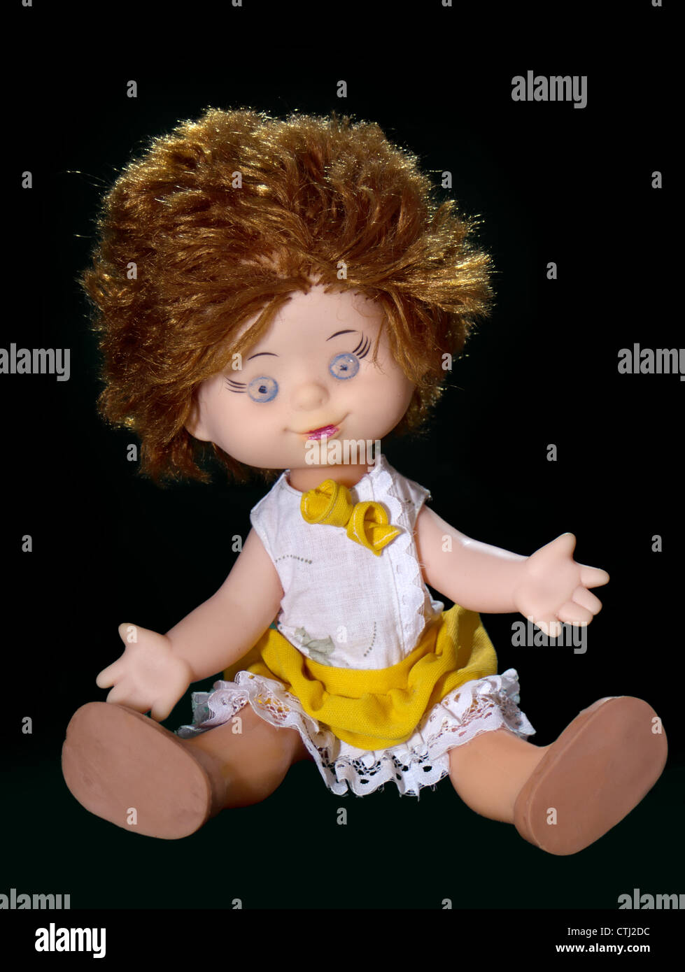 Puppe mit roten Haaren auf schwarzem Hintergrund Stockfoto
