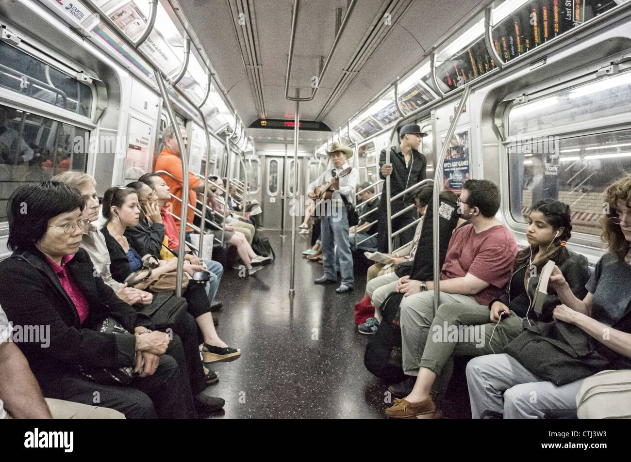 Menschen in einer U-Bahn in New York Stockfoto