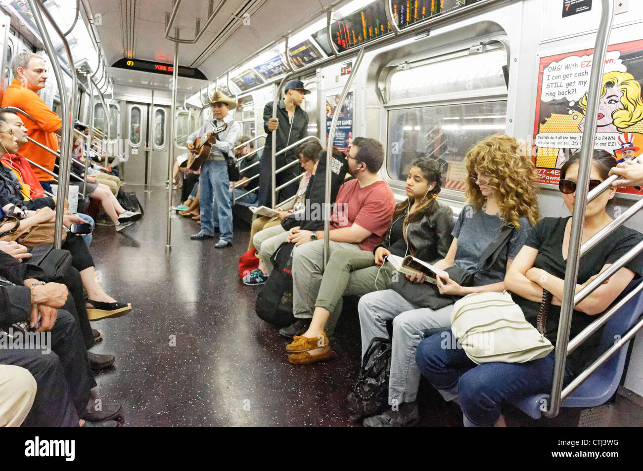 Menschen in einer U-Bahn in New York Stockfoto