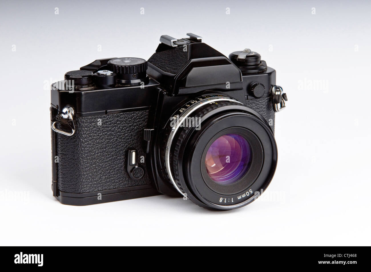 Schwarze 35mm Filmkamera mit Logo auf weißem Hintergrund entfernt Stockfoto