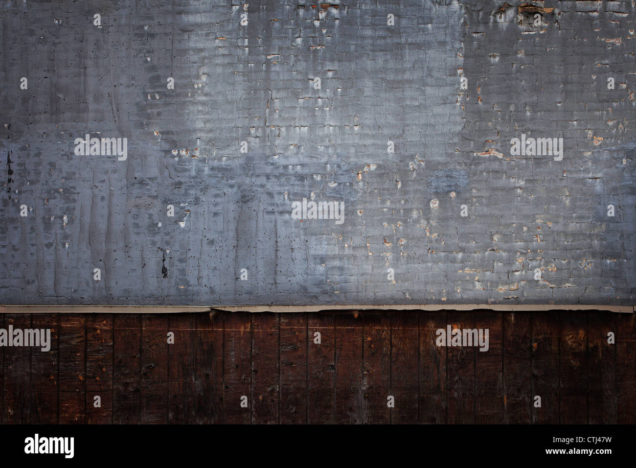 Ziegelwand mit grauen Farbe mit Holzplatten unter Grunge Hintergrund peeling Stockfoto