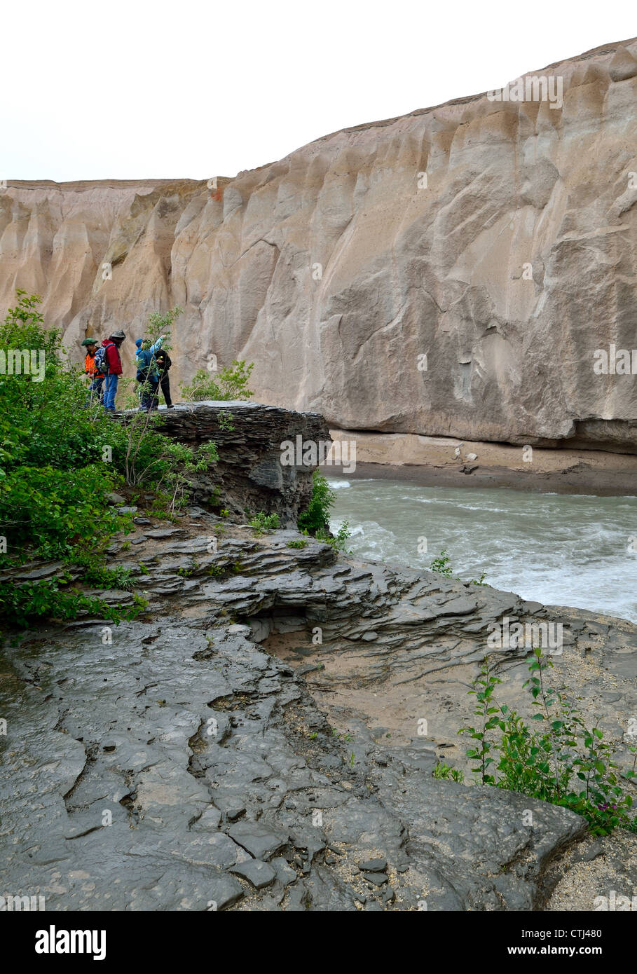 Parkranger führte eine Gruppe von Wanderern ins Tal der dann tausend raucht. Katmai Nationalpark und Reservat. Alaska, USA. Stockfoto