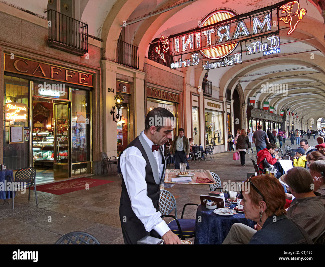 Menschen vor Cafe Torino, Piazza Castello, Piemont, Italien Stockfoto
