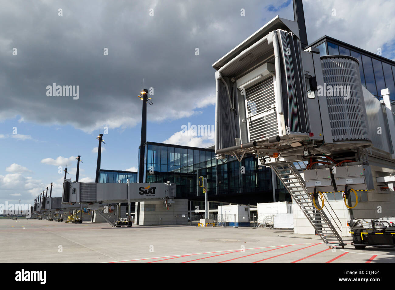 Gänge in neue Berlin Brandenburg Willy Brandt Flughafen Schönefeld, Berlin, Deutschland Stockfoto