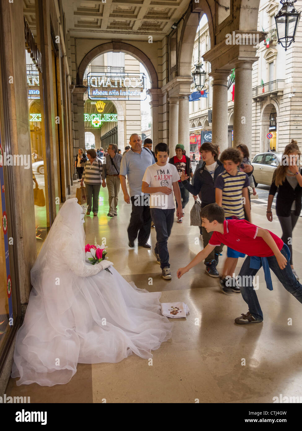 Streetart-Künstler im Hochzeitskleid im Zentrum von Turin, Piemont, Italien Stockfoto