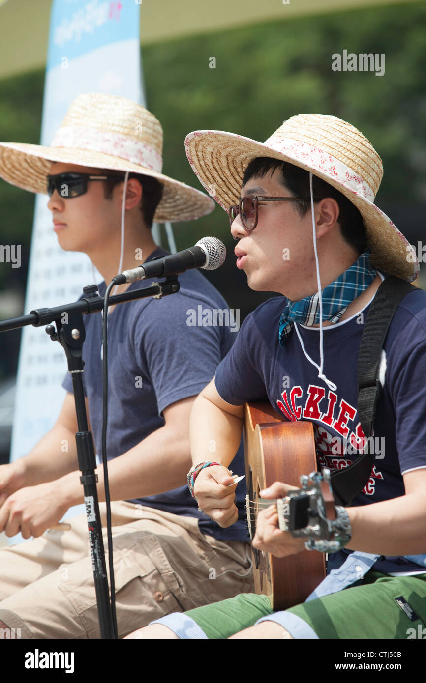 9. Juli 2012 - Seoul, Korea. Zwei koreanische Männer führen ihre Musik im Freien in der Innenstadt, Seoul, Korea. Stockfoto