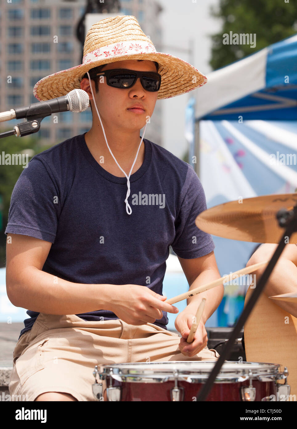9. Juli 2012 - Seoul, Korea. Ein Drummer aus ein Musik-Duo hält den Takt in der Innenstadt, Seoul, Korea. Stockfoto