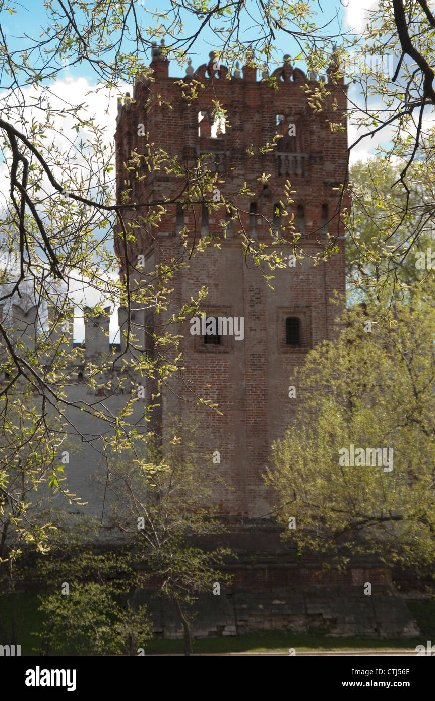 Novodevichiy Kloster Turm und Fragment der Mauer Stockfoto