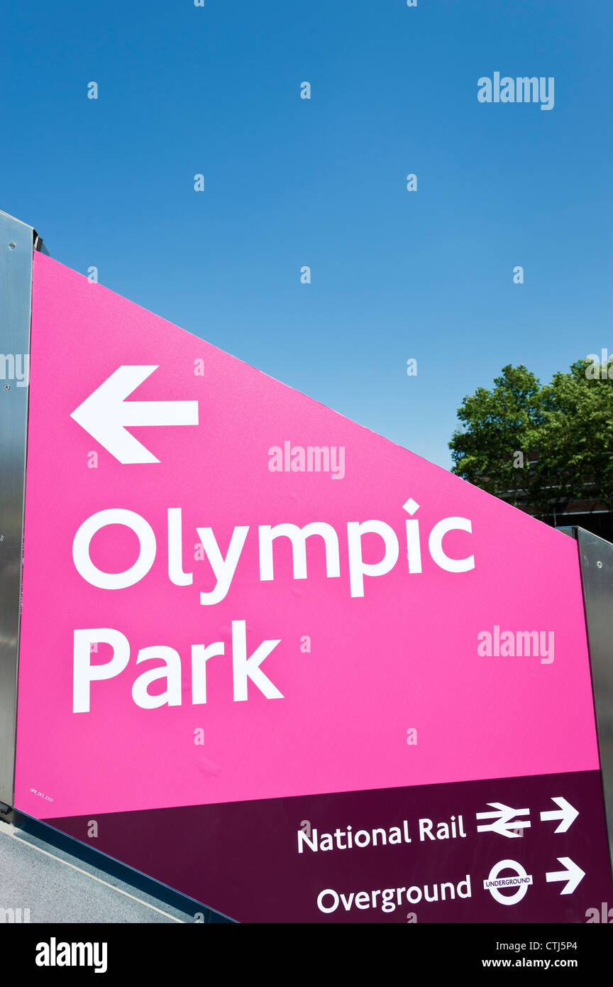 London 2012, Beschilderung für die Olympischen Spiele am Bahnhof Stratford, London, England Stockfoto