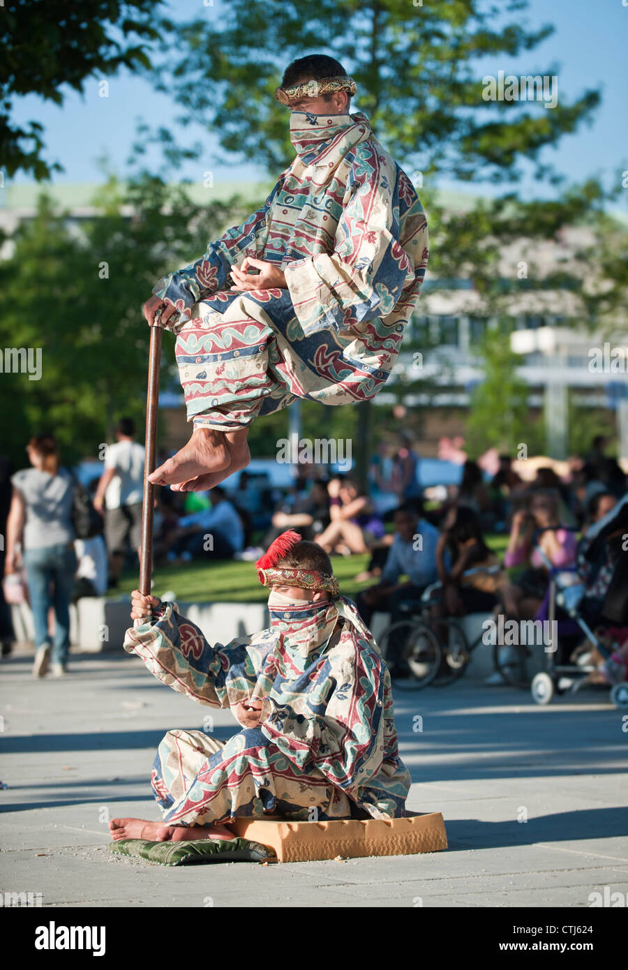 Levitation Trick von Streetart-Künstler in den Jubilee Gardens, London, England Stockfoto