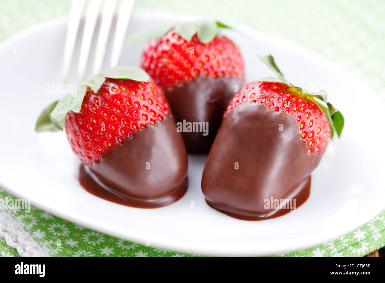 frische Erdbeeren in Schokolade getaucht Stockfoto