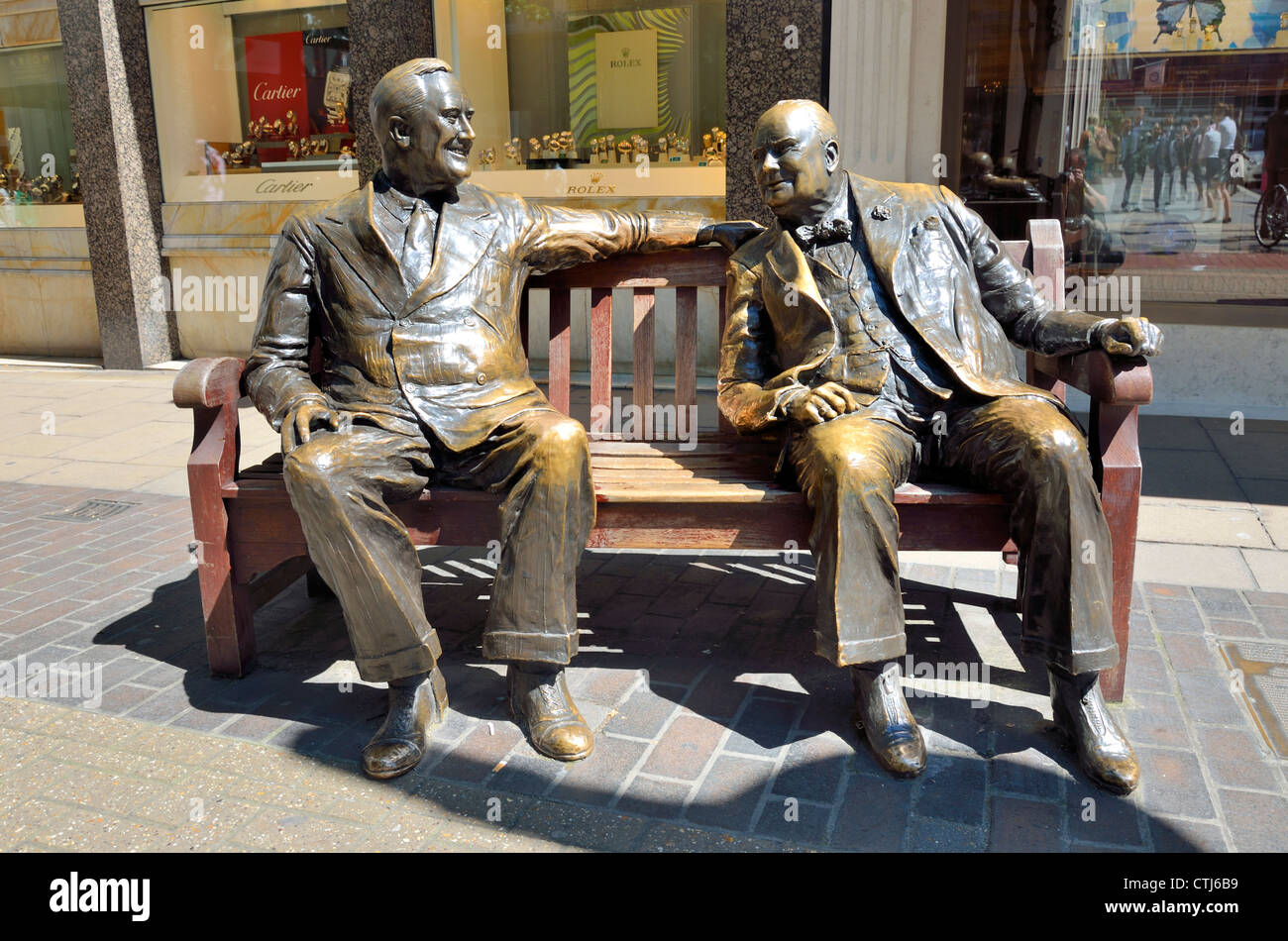 London, England, Vereinigtes Königreich. Bronze-Statue in Old Bond Street - "Verbündeten" (Lawrence Holofcener - 1995) Churchill und Roosevelt auf einer Bank Stockfoto