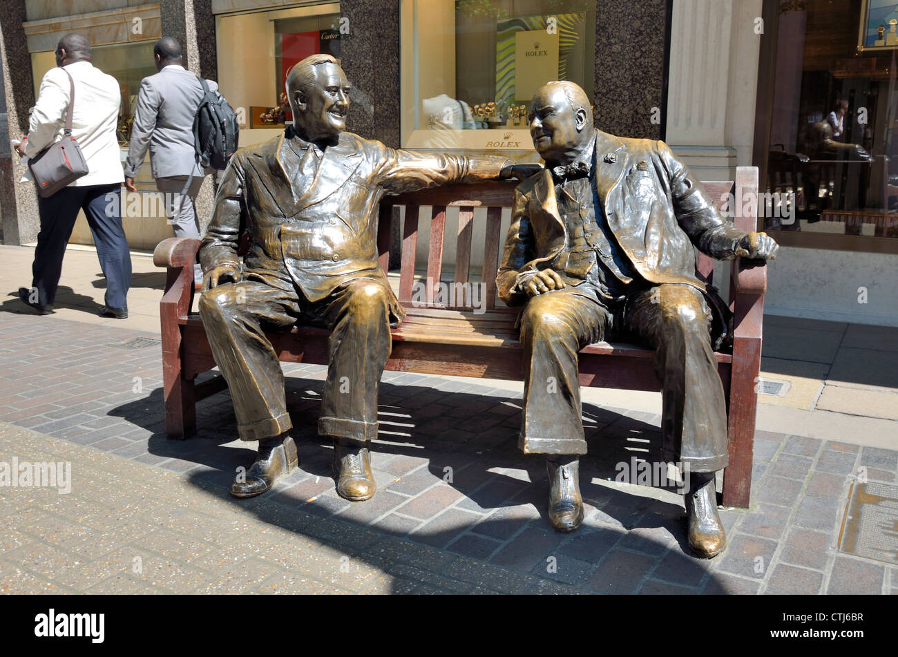 London, England, Vereinigtes Königreich. Bronze-Statue in Old Bond Street - "Verbündeten" (Lawrence Holofcener - 1995) Churchill und Roosevelt auf einer Bank Stockfoto