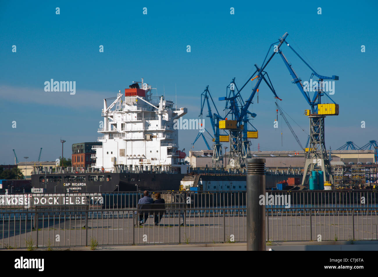 Blick auf den Hafen in Richtung Steinwerder Hafen von den Ufern des Sankt Pauli Bezirk Hamburg Deutschland Europa Stockfoto