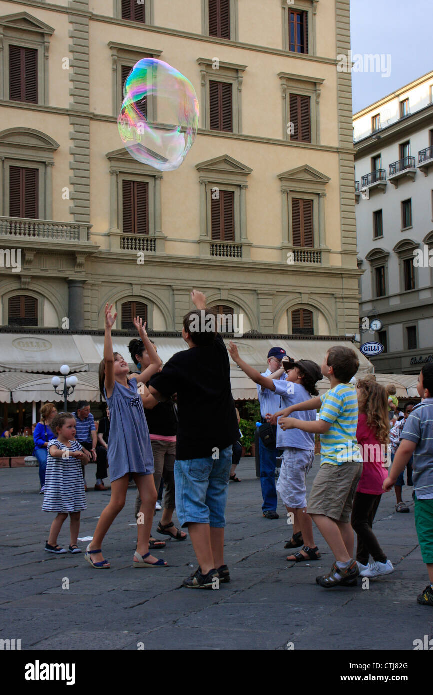 Kinder Jagd auf große Blase, Florenz, Italien Stockfoto