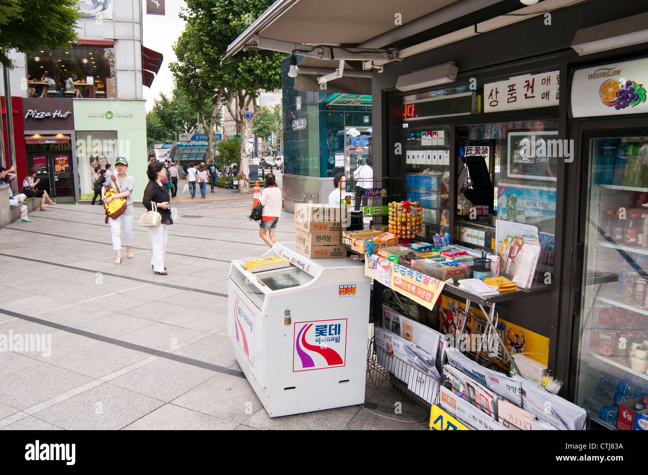 Straße Kiosk verkauft Zeitungen, Zeitschriften, Getränke, Getränke usw., Seoul, Korea Stockfoto