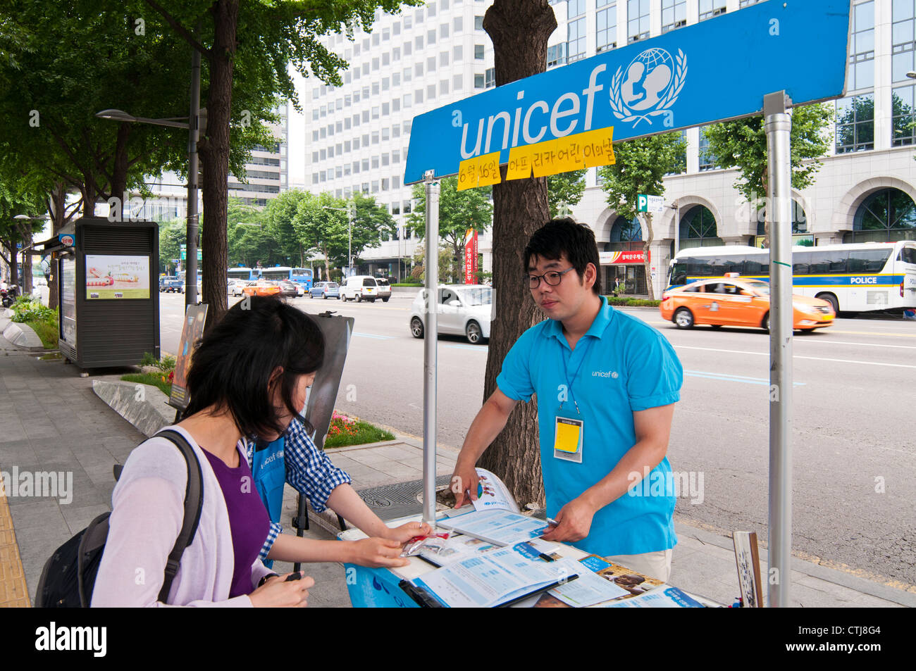 Nächstenliebe Arbeiter am Unicef-Stand Fragen Hilfe für afrikanische Kinder, Seoul, Korea Stockfoto