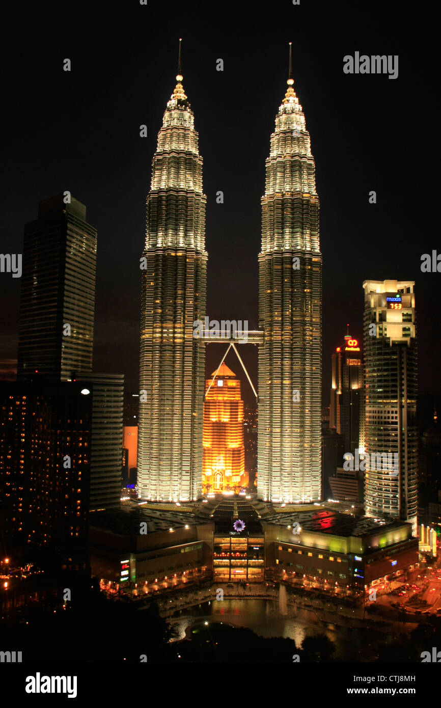 Petronas Twin Towers bei Nacht, Kuala Lumpur, Malaysia Stockfoto