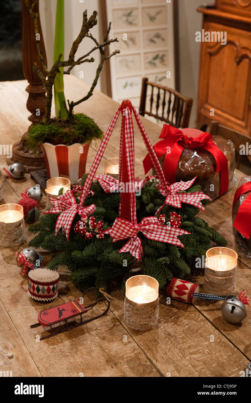Weihnachten Tischdekoration mit Kerzen und Bändern Stockfoto