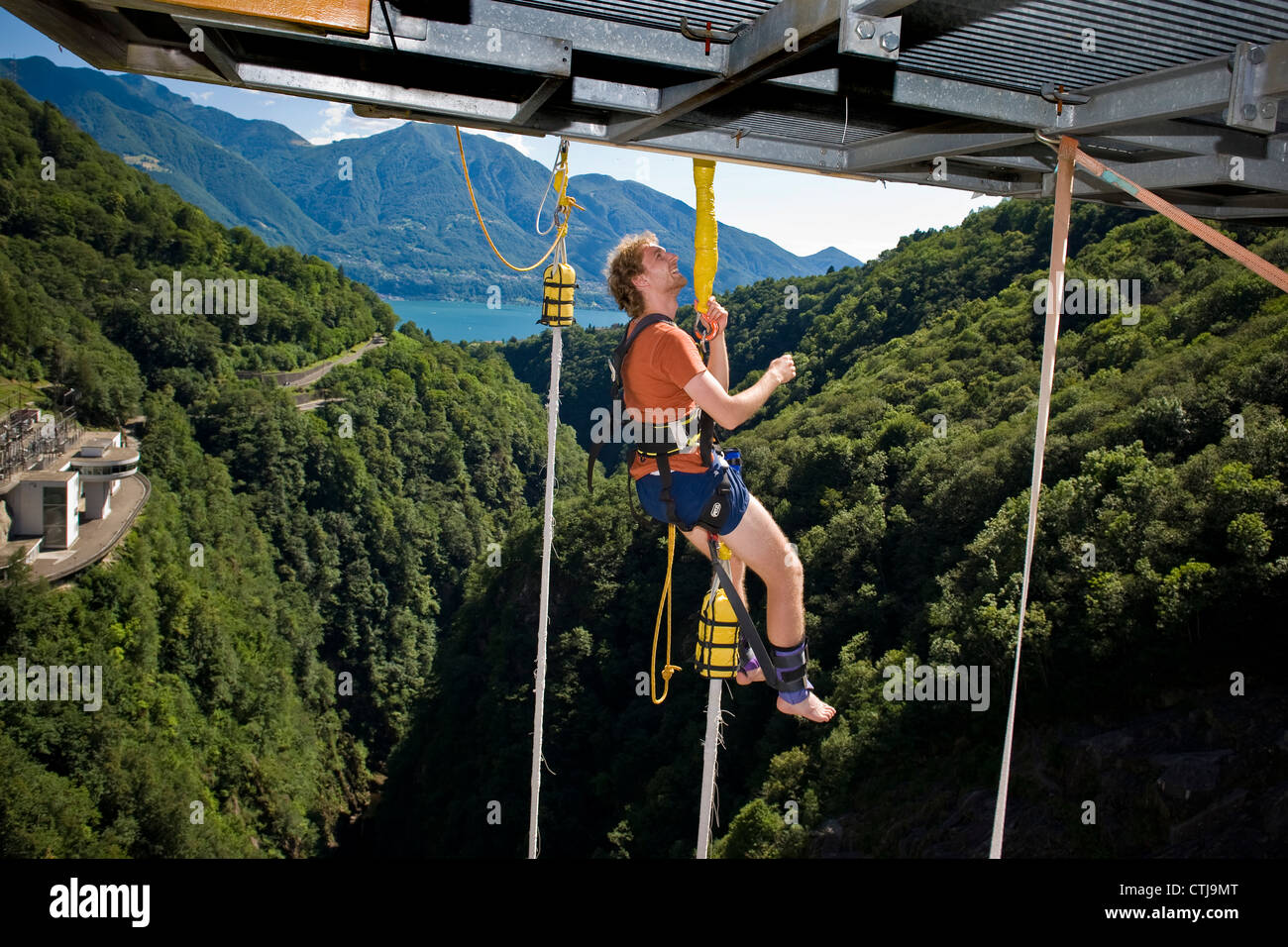 Schweiz, Tessin, Verzasca Staudamm, Bungee-jumping Stockfotografie - Alamy