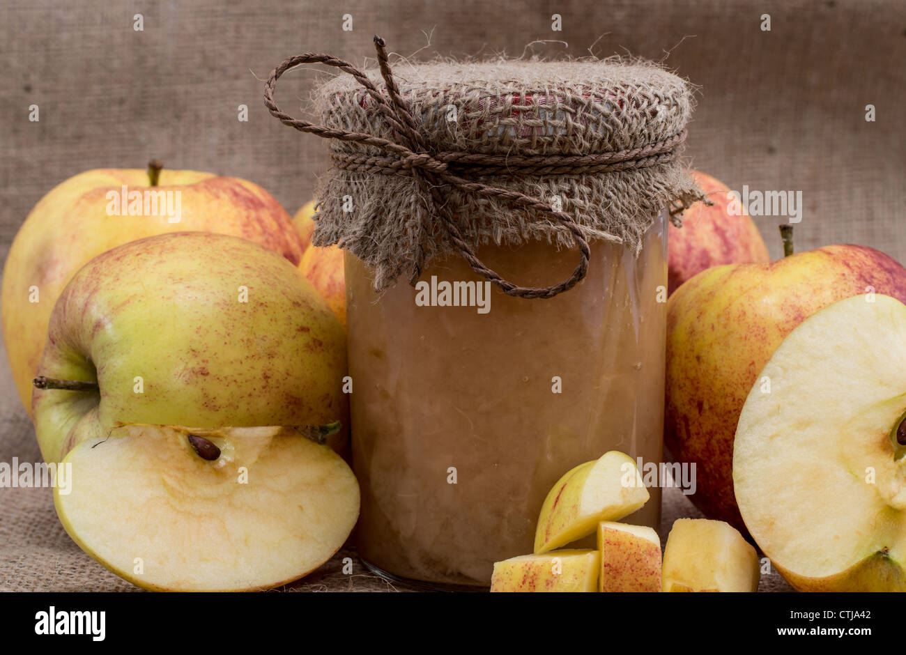Frische hausgemachte Apfelmus mit rohen Äpfeln auf einem Textil-Hintergrund Stockfoto