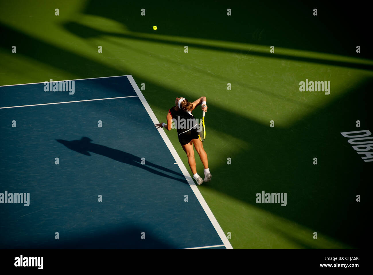 Svetlana Kuznetsova dienen bei den Dubai Tennis Championships 2010 Stockfoto