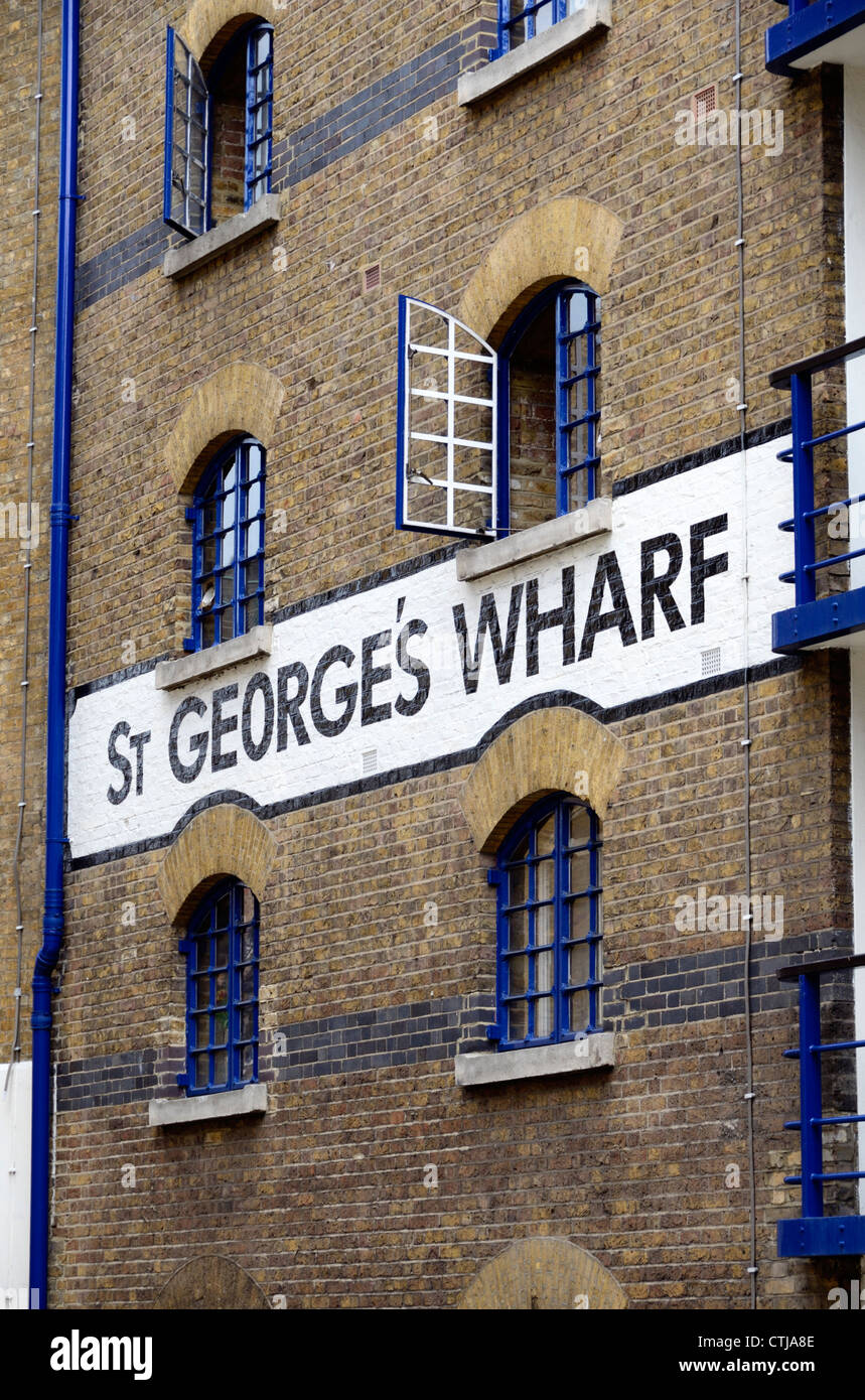 St George Wharf warehouse Apartments, Shad Thames, London, UK Stockfoto