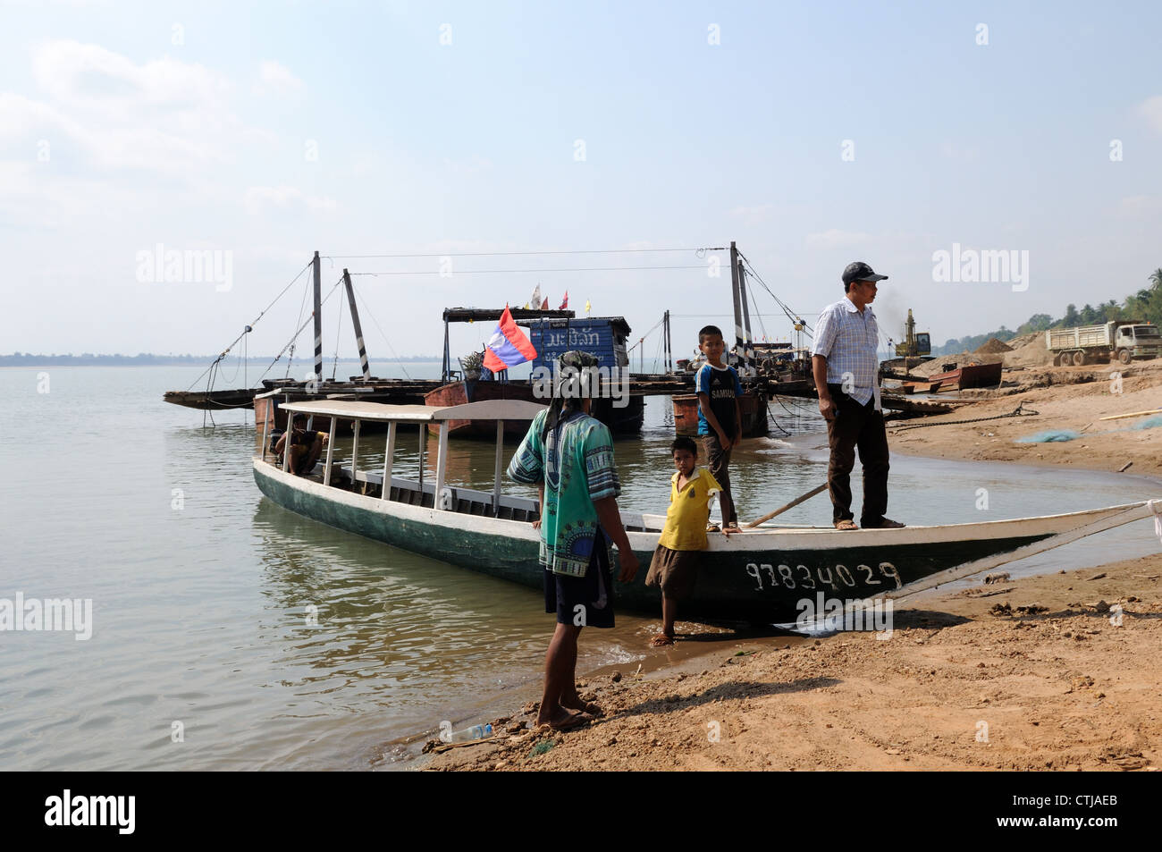 Traditionelle Lao Longboat auf dem Mekong River in der Nähe von Champassak Südlaos Stockfoto