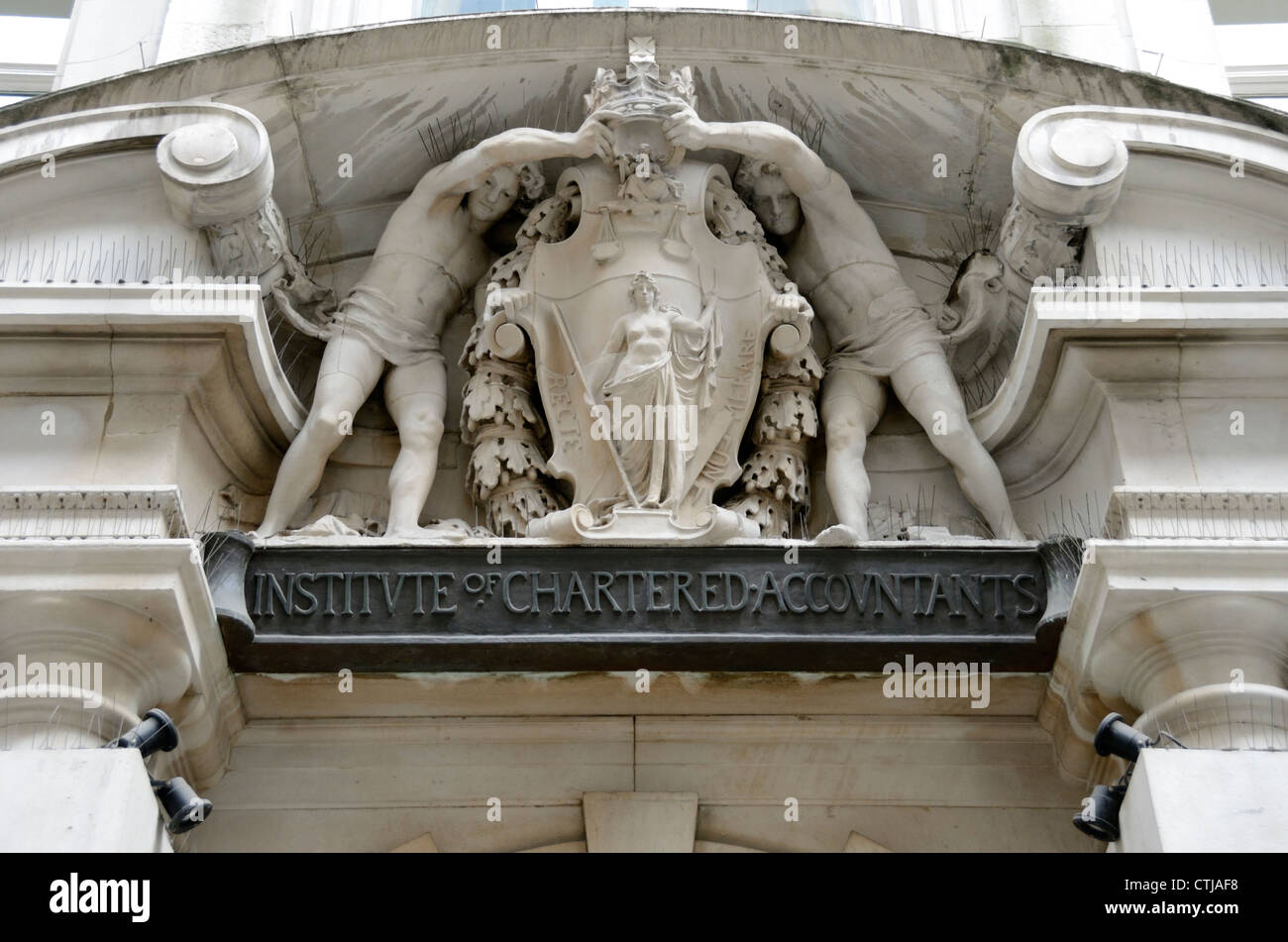 Institute of Chartered Accountants Zeichen und Emblem oberhalb des Chartered Accountants Hall in Moorgate Place, London, UK Stockfoto