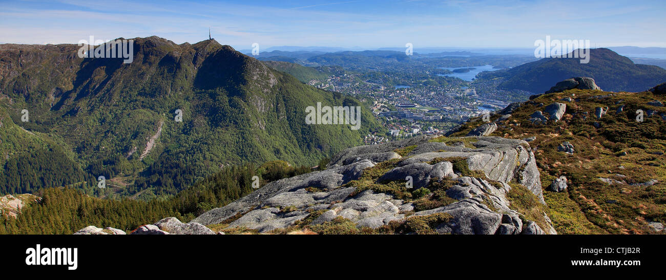 der Wanderweg Weg am Berg Floyen über Berg Ulriken 643 (links) und Stadt Bergen, Hordaland Region, Norwegen, Scandinavia Stockfoto