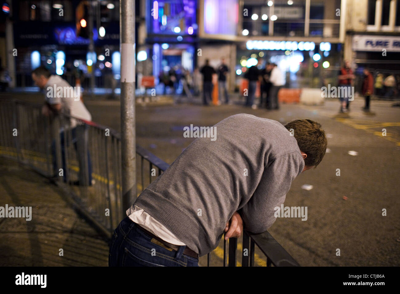 Ein junger Mann betrunken am Samstagabend im Stadtzentrum von Cardiff, Wales, Großbritannien (UK). Stockfoto