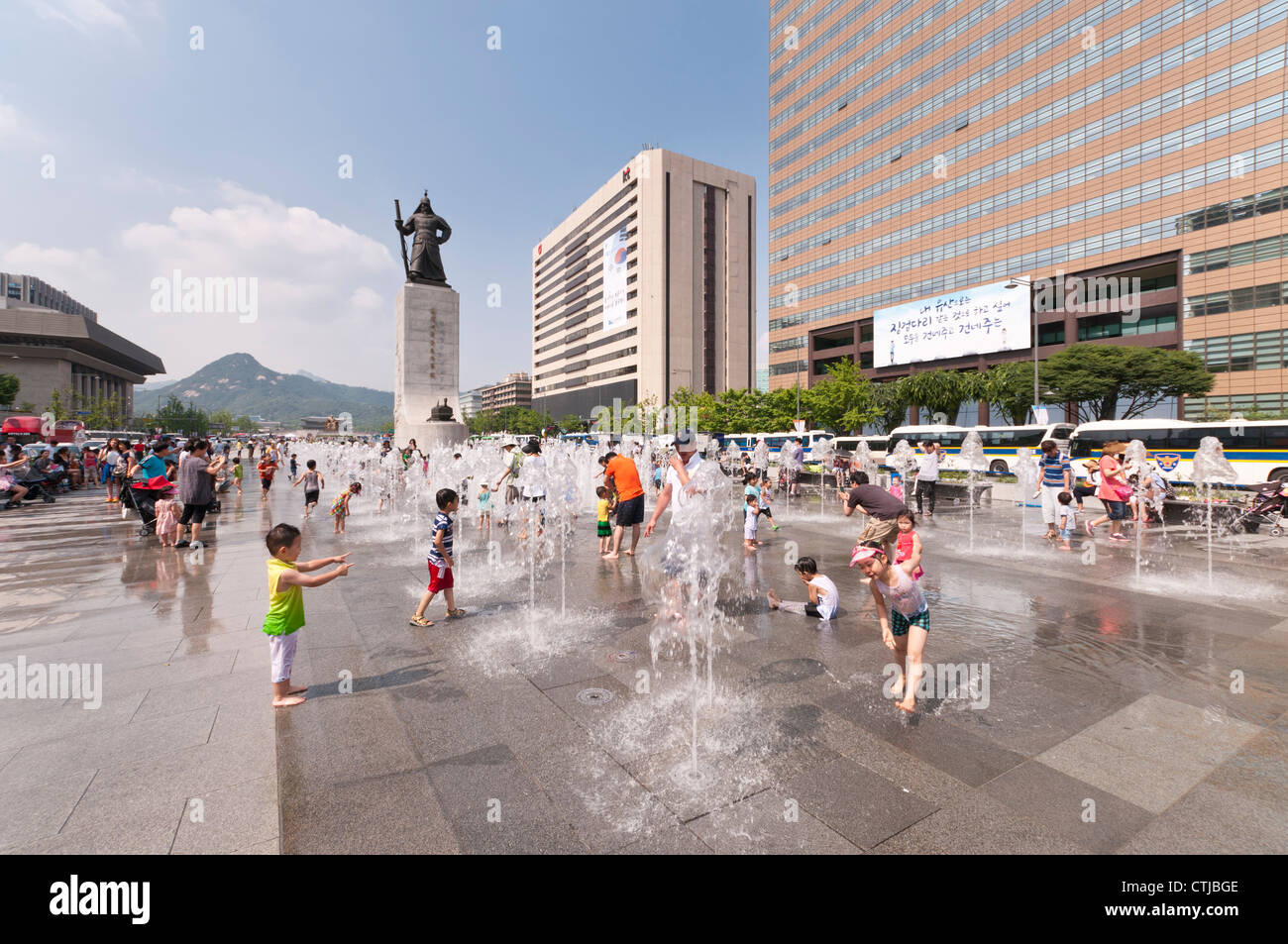 Kinder, die eine gute Zeit mit Brunnen auf Gwanghwamun Platz im Sommer, Seoul, Korea Stockfoto