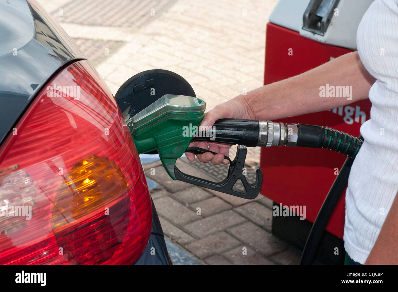 Person Frau füllt ihr Auto Fahrzeug mit Benzin Kraftstoff Stockfoto