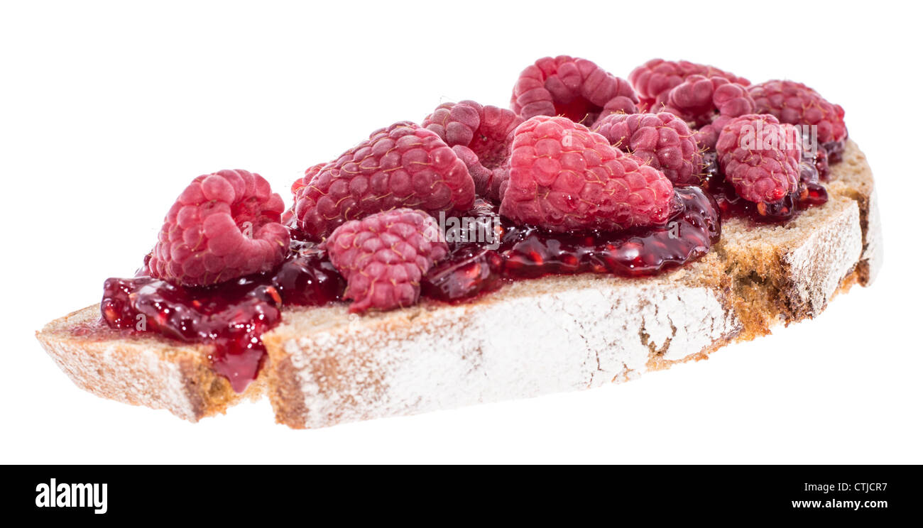 Brot mit Marmelade Himbeeren und frischen Früchten isoliert auf weiss Stockfoto